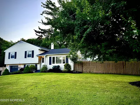 10 Brooklawn Dr, Tinton Falls, NJ 07753