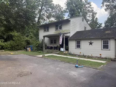 15 Lakeshore Dr, Lakehurst, NJ 08733