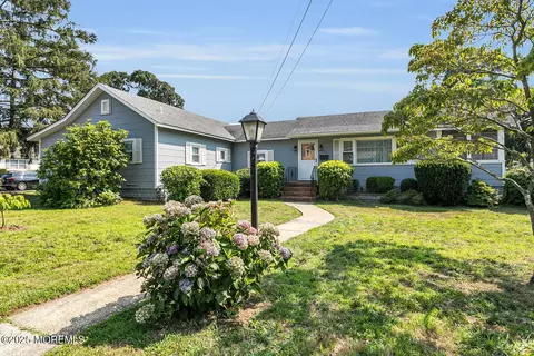 324 End Ave, Belford, NJ 07718