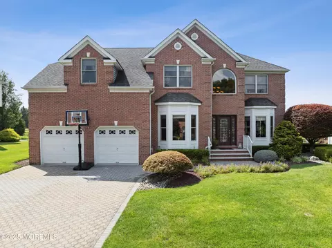 10 Hedgerow Ln, Manalapan, NJ 07726