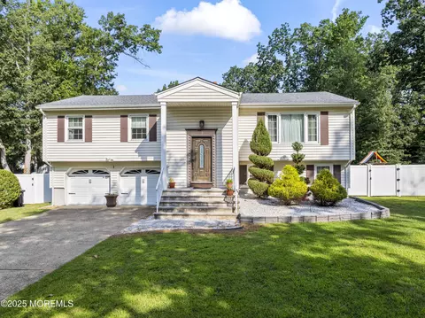1 Vicksburg Dr, Manalapan, NJ 07726