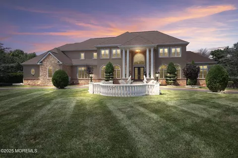 4 Crystal Ct, Manalapan, NJ 07726