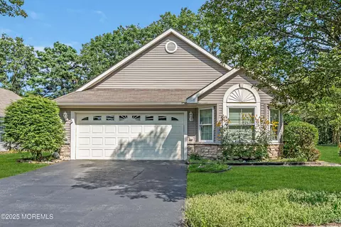 1 Winding River Rd, Lakewood, NJ 08701