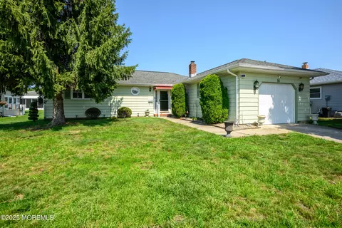 16 Pavilion St, Toms River, NJ 08757