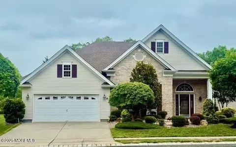 6 Northshire Ct, Freehold, NJ 07728