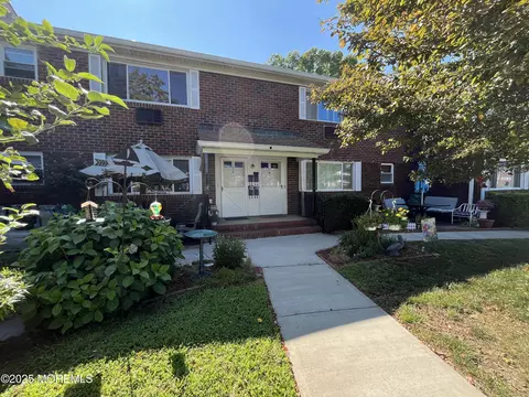 14 Juniper Ln # B, Eatontown, NJ 07724