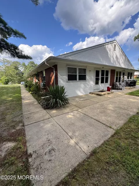 380 C Fairway Ln, Whiting, NJ 08759