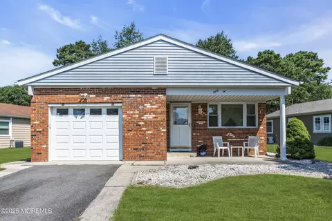 32 Paradise Blvd, Toms River, NJ 08757