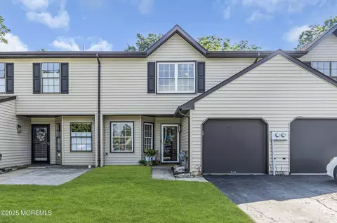 21 Seabreeze Sq, Freehold, NJ 07728