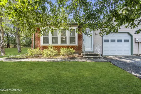 12 Juniper Ln, Manchester, NJ 08759