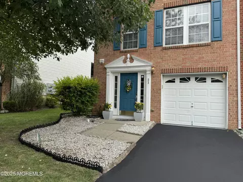 21 Abby Rd, Farmingdale, NJ 07727