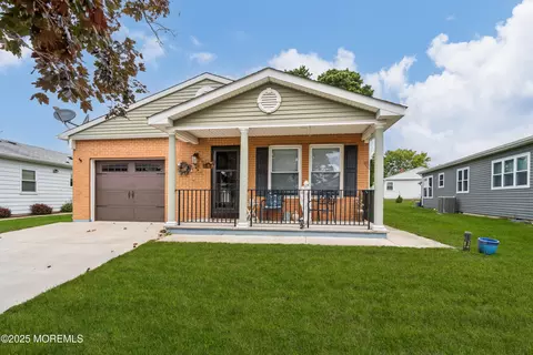 8 Augusta Ct, Toms River, NJ 08757
