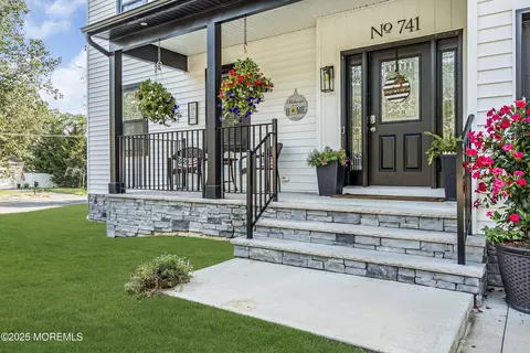 Exterior - 741 Windsor St, Forked River, NJ 08731 photo 4 of 17