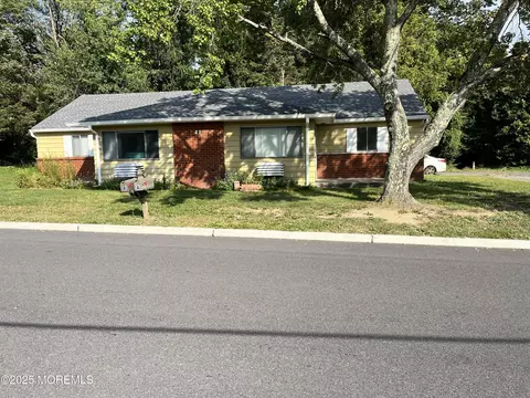 27 Pheasant St #A, Manchester, NJ 08759