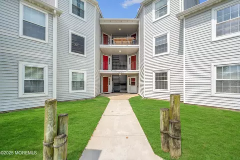 1517 Waters Edge Dr, Toms River, NJ 08753