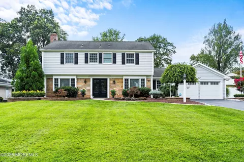 22 Grayson Ln, Manalapan, NJ 07726