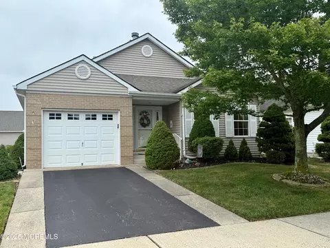4 Cancun St, Toms River, NJ 08757