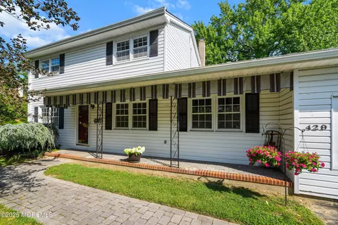 429 Lake Ave, Oakhurst, NJ 07755