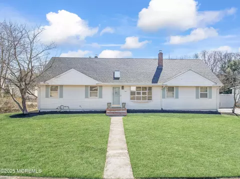 3 Standish Dr, Ocean, NJ 07712