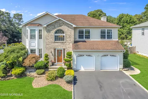 4 Diamond Ln, Howell, NJ 07731