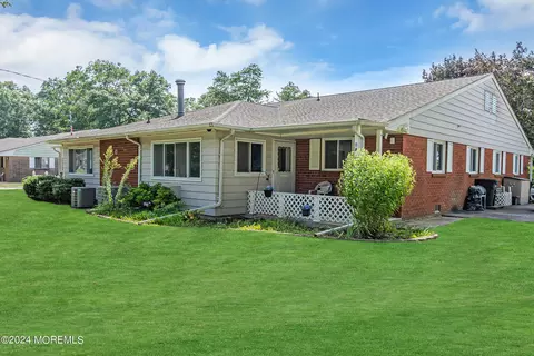17 Dove St # A, Manchester, NJ 08759