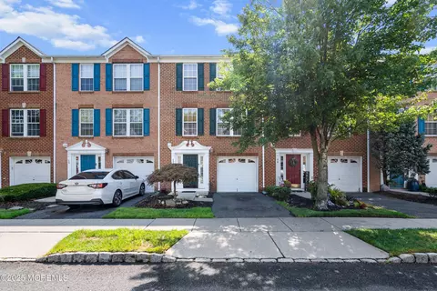 17 New Castle St, Farmingdale, NJ 07727
