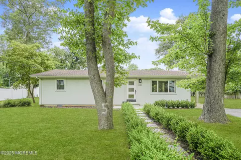 220 Highwood Rd, Oakhurst, NJ 07755