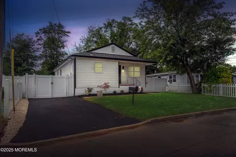 976 Woodmere Dr, Cliffwood Beach, NJ 07735