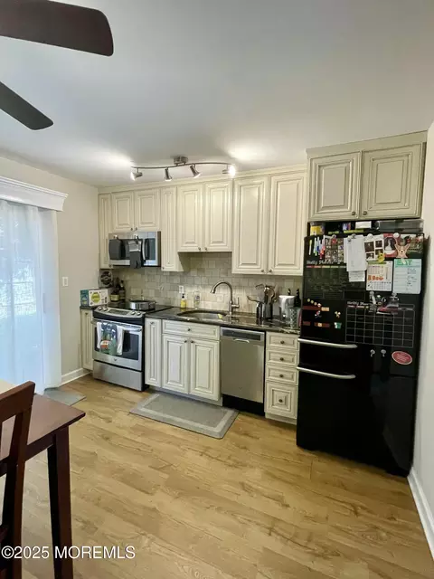 7 King James Ln, Atlantic Highlands, NJ 07716
