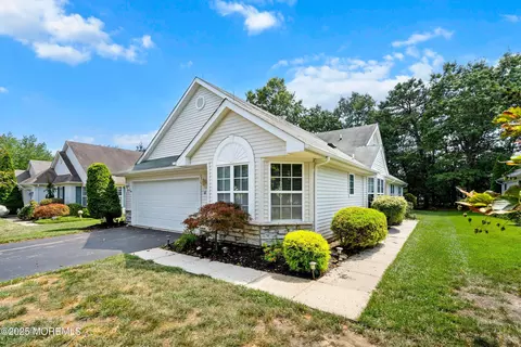 27 Pine Hollow Ln, Lakewood, NJ 08701