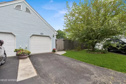 10 Whittier Ct, Freehold, NJ 07728