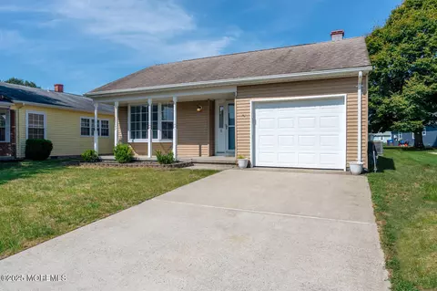 8 Manitoba Ct, Toms River, NJ 08757