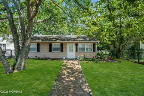 539 Holly Village Ln, Toms River, NJ 08753