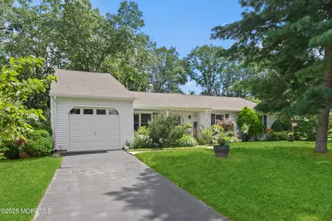 7 Lamp Post Ct, Howell, NJ 07731