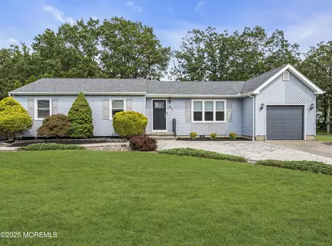 317 Trenton Ave N, Bayville, NJ 08721