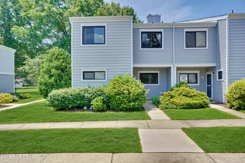 13 Beverly Ct, Tinton Falls, NJ 07724