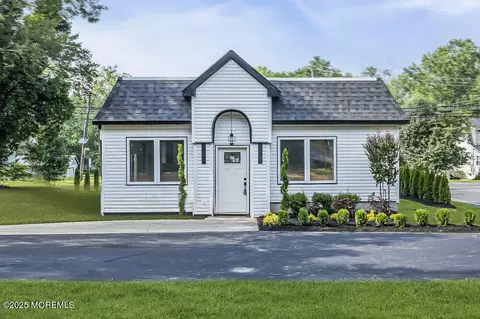 125 Casino Dr, Farmingdale, NJ 07727