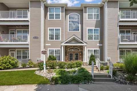 517 Saint Andrews Pl, Manalapan, NJ 07726