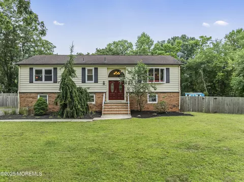 72 Molly Pitcher Ln, Freehold, NJ 07728