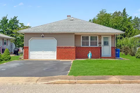 6 Barbuda St, Toms River, NJ 08757