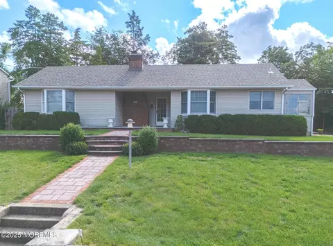 18 East Dr, Toms River, NJ 08753