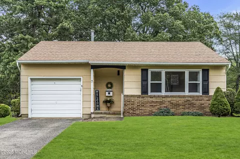 7 Oxford Dr, Toms River, NJ 08757