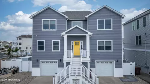 240 Fernwood Dr, Bayville, NJ 08721