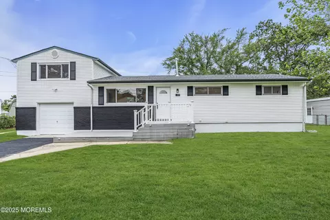 307 Lillian Ln, Toms River, NJ 08755