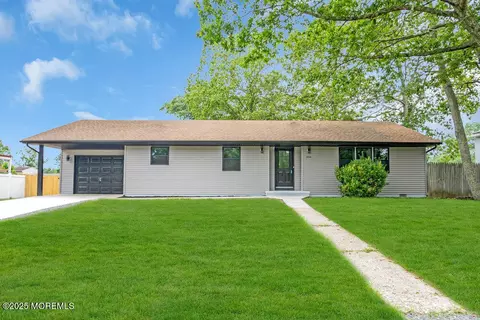 356 Railroad Ave, Bayville, NJ 08721