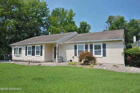 18 Angela Cir, Hazlet, NJ 07730