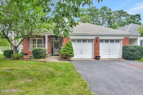 2 Amberwinds Ct, Lakewood, NJ 08701