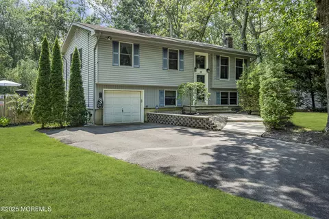 32 Walter Dr, Jackson, NJ 08527
