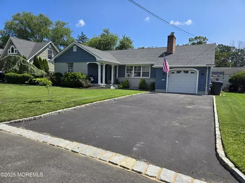 5 Fieldcrest Ln, Brick, NJ 08724