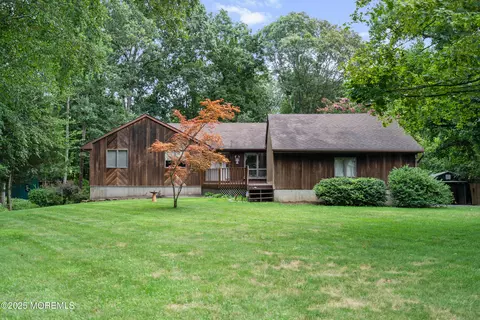 3 Corinne Ct, Jackson, NJ 08527